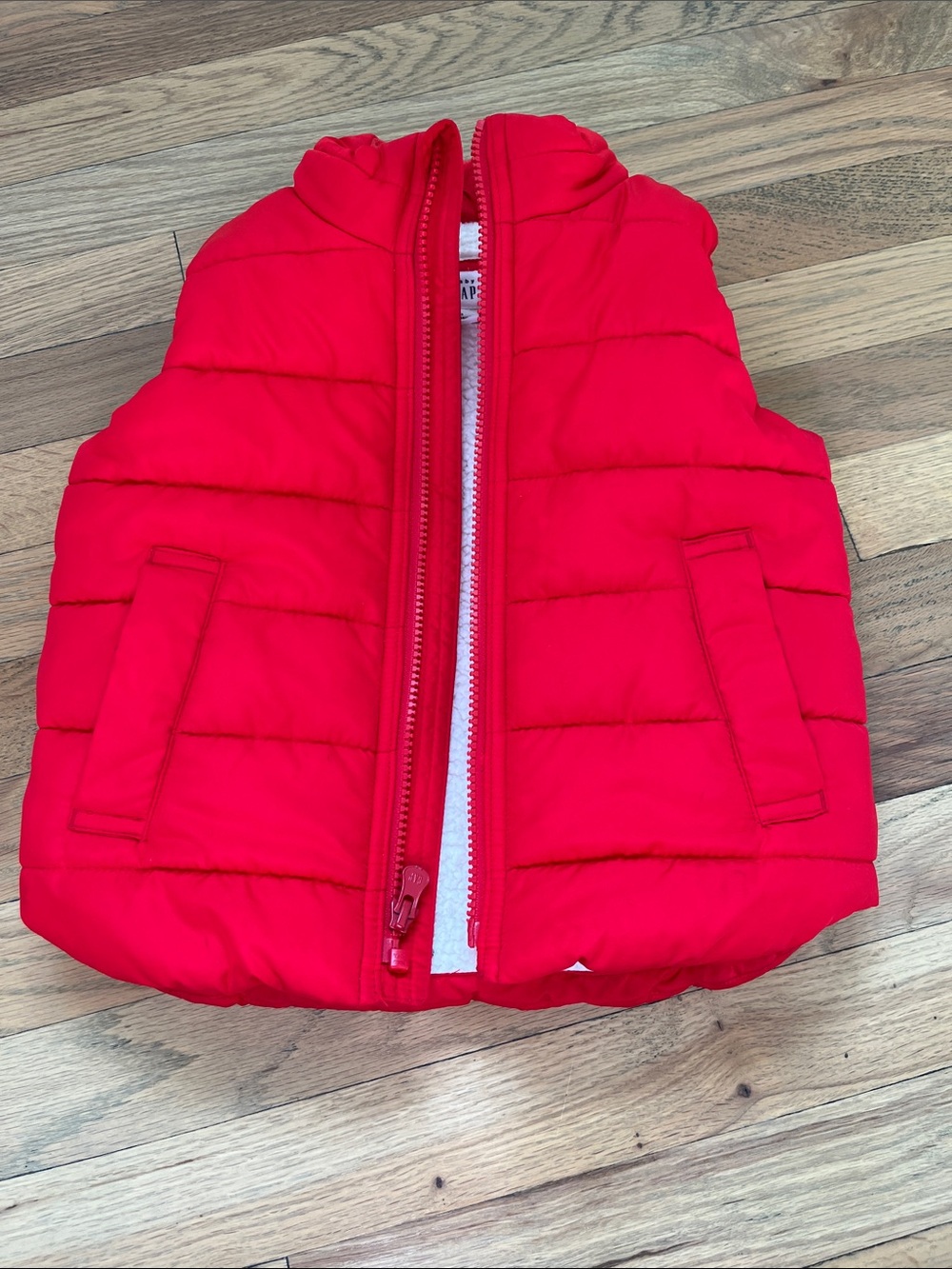 GAP Bright Red Quilted Puffer Vest for Kids size 3t